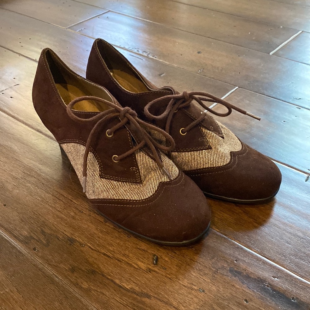 Vintage look with comfy Aerosoles! Size 8, brown suede with striped textile.